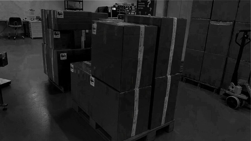 Bild zeigt fertig verpackte Einheiten an Überraschungspaketen welche zum Kunden geschickt werden.