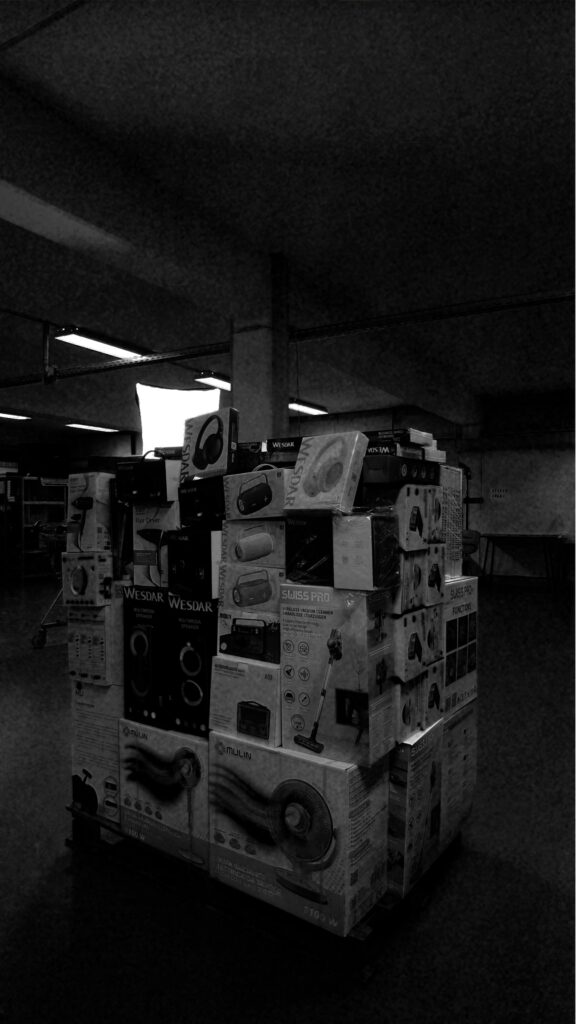 Bild zeigt offene Ware von Q-Peak GmbH. Elektronik, Haushalt und Lifestile Produkte, sowie Parfum und Schmuck.